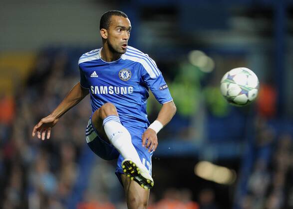 FUSSBALL CHAMPIONS LEAGUE SAISON 2011 2012 13.08.2011 FC Chelsea London - Bayer 04 Leverkusen Jose Bosingwa (FC Chelsea) mit Ball