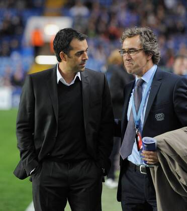 FUSSBALL CHAMPIONS LEAGUE SAISON 2011 2012 13.08.2011 FC Chelsea London - Bayer 04 Leverkusen Trainer Robin Dutt (li, Bayer 04 Leverkusen) mit Pressesprecher Dirk Mesch (Bayer 04 Leverkusen)