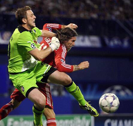 FUSSBALL - CL, Zagreb vs Madrid ZAGREB,KROATIEN,14.SEP.11 - FUSSBALL - UEFA Champions League, Gruppenphase, Dinamo Zagreb vs Real Madrid. Bild zeigt Ivan Keleva (Zagreb) und Sergio Ramos (Madrid).