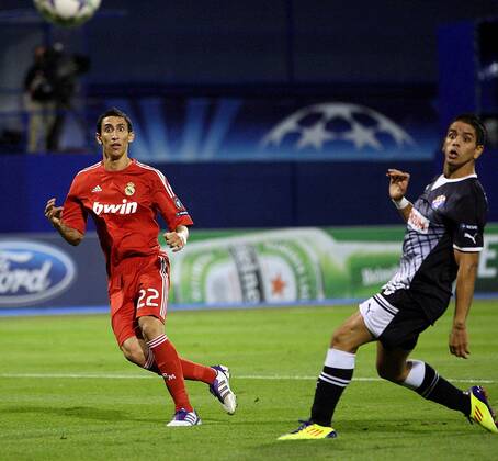 FUSSBALL - CL, Zagreb vs Madrid ZAGREB,KROATIEN,14.SEP.11 - FUSSBALL - UEFA Champions League, Gruppenphase, Dinamo Zagreb vs Real Madrid. Bild zeigt Angel Di Maria (Madrid) und Luis Ibanez (Zagreb).