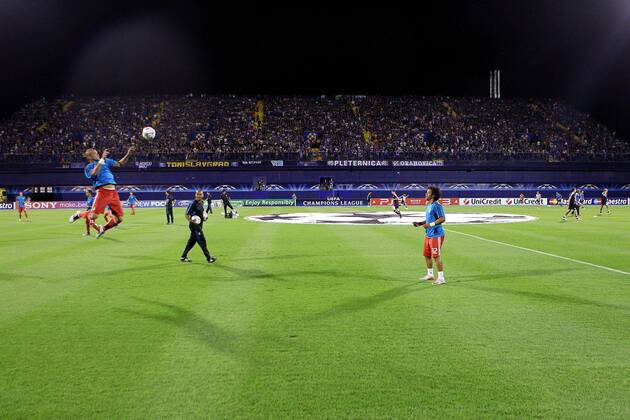 FUSSBALL - CL, Zagreb vs Madrid ZAGREB,KROATIEN,14.SEP.11 - FUSSBALL - UEFA Champions League, Gruppenphase, Dinamo Zagreb vs Real Madrid. Bild zeigt das Stadion mit Antonio Adan (Madrid) beim Aufwaermen.