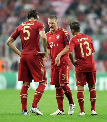 FUSSBALL CHAMPIONS LEAGUE SAISON 2011 2012 27.09.2011 FC Bayern München - Manchester City FC Daniel van Buyten , Bastian Schweinsteiger , Rafinha (v. li., FC Bayern München)