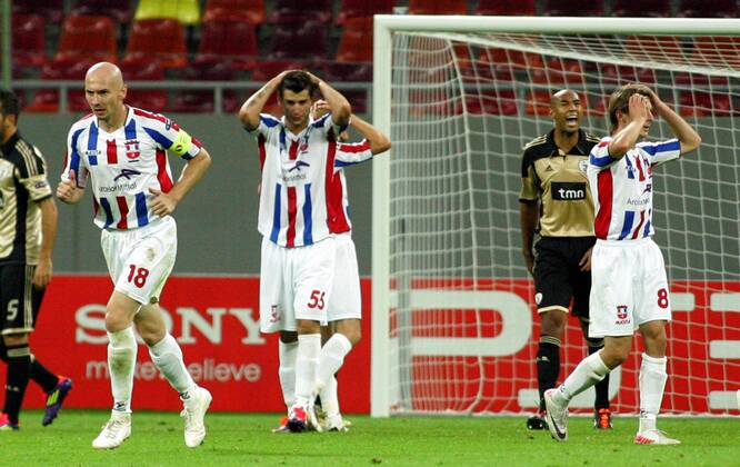 27.09.2011 Bucharest(Romania) FC Otelul Galati-SL Benfica Champions League Group C men s football Sergiu Costin(L) with Milan Perendija(2L) and Liviu Antal(R) FC Otelul Galati after lost chance and Luisao(3L) SL Benfica :