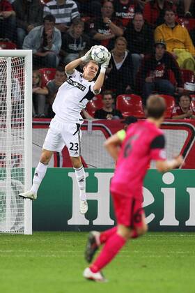 Fußball Champions League Bayer Leverkusen - KRC Genk am 28.09.2011 in der BayArena in Leverkusen Bernd Leno ( Leverkusen )
