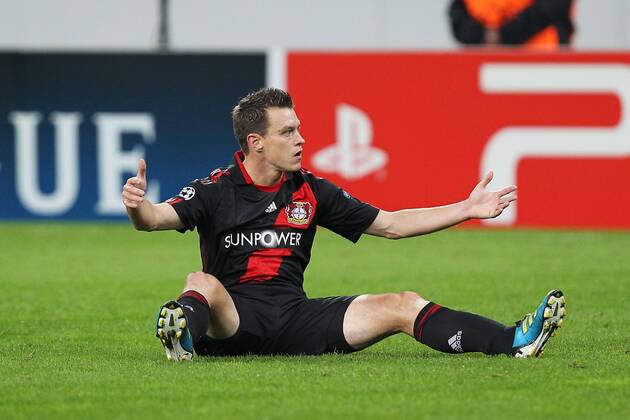 Fußball Champions League Bayer Leverkusen - KRC Genk am 28.09.2011 in der BayArena in Leverkusen Hanno Balitsch ( Leverkusen ) beschwert sich nach einem Foul