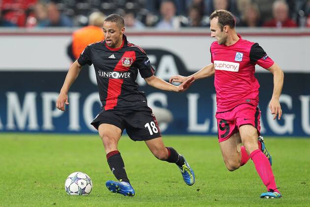 Fußball Champions League Bayer Leverkusen - KRC Genk am 28.09.2011 in der BayArena in Leverkusen Sidney Sam ( Leverkusen ), links - Thomas Buffel ( Genk ), rechts