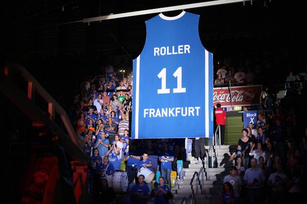 Trikot von Pascal Roller (GER Deutsche Bank Skyliners Frankfurt) wird unter die Hallendecke gezogen und die Nummer 11 nicht mehr vergeben o0 Karriere Ende Ehrung Spielerehrung Trikot Rückennummer