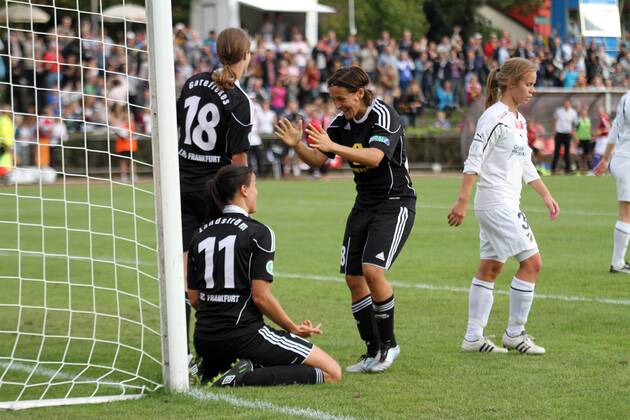 5.10.2011, FFC-Frankfurt, Saison 2011 2012, CHAMPIONS-LEAGUE in Frankfurt 1 16-FINAL-Rückspiel 1. FFC Frankfurt GEGEN STABÄK FOTBALL Aktion, Jessica Landström (FFC Frankfurt) trifft zum 3:0 Torjubel bei Kerstin Garefrekes und Sandra Smisek