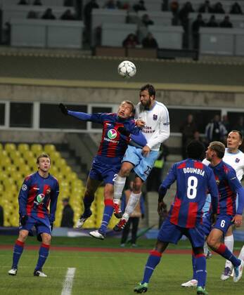 Moscow. 18 oct. 2011. CHAMPIONS LEAGUE 2011-2012. CSKA Moscow - TRABZONSPOR: 24. BEREZUTSKII Vasili (CSKA) vs 23.Giray Kacar (Trabzonspor AS).