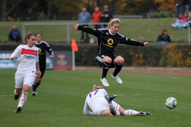 2.11.2011, FFC-Frankfurt, Saison 2011 2012, CHAMPIONS-LEAGUE in Frankfurt 1 8-FINAL-Hinspiel 1. FFC Frankfurt GEGEN Paris Saint-Germain Aktion, Svenja Huth (FFC Frankfurt) gegen Laure Lepailleur (Saint Germain)