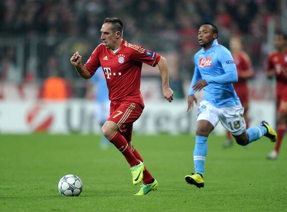 FUSSBALL CHAMPIONS LEAGUE SAISON 2011 2012 02.11.2011 FC Bayern München - SSC Neapel Franck Ribery (li, FC Bayern München) gegen Juan Zuniga (SSC Neapel)