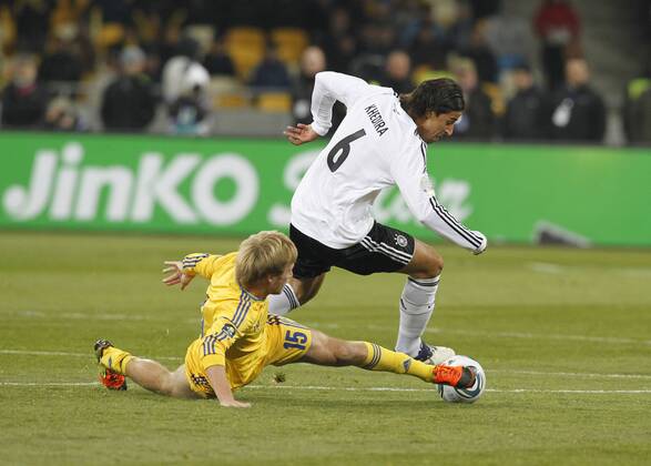 Ukraine, Herren Fussball, Freundschaftsspiel. Länderspiel, Ukraine vs Deutschland, 11.11.2011, Olympiastadion Kiew, Roman Bezus, UKR, Sami Khedira, Deutschland,