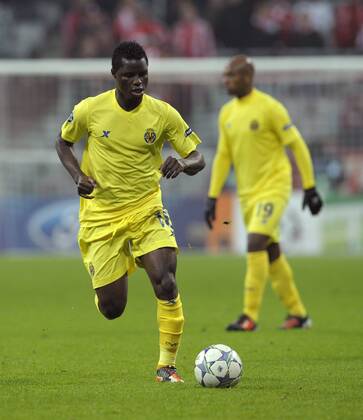 22.11.2011, Fussball UEFA-Champions-League, Vorrunde 5.Spieltag: FC Bayern München - FC Villarreal, in der Münchner Allianz-Arena. Mubarak Wakaso (Villarreal) am Ball.
