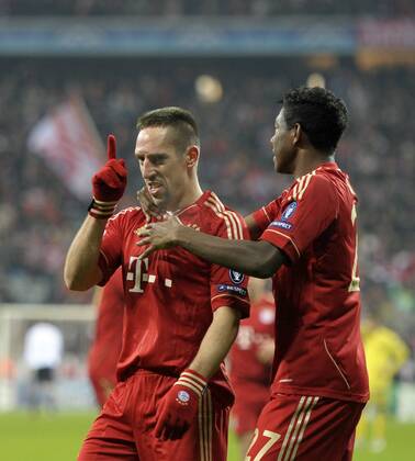 22.11.2011, Fussball UEFA-Champions-League, Vorrunde 5.Spieltag: FC Bayern München - FC Villarreal, in der Münchner Allianz-Arena. Torjubel v.li: Franck Ribery (München), David Alaba (Bayern).