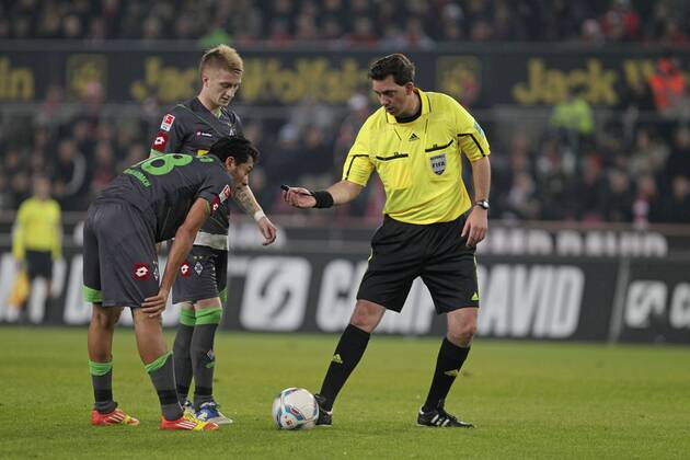 Fussball-Bundesliga Saison 2011 2012-15. Spieltag 1.FC Köln-VFL Borussia Mönchengladbach 0-3 im Rhein-Energie-Stadion in Köln am 25.11.2011 Juan F. Arango ( Borussia Mönchengladbach ), Marco Reus (Borussia Mönchengladbach ) und Schiedsrichter Manuel Gräfe (Berlin ) v.li.n.re. Fussball,Herren,Männer,Liga,Bundesliga,DFL,Aktion,Mimik,Komik,kurios,Pfeife, Freistoss,quer