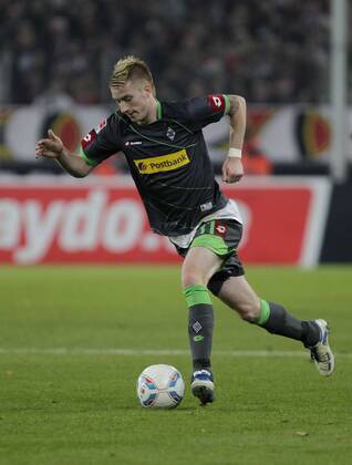 Fussball-Bundesliga Saison 2011 2012-15. Spieltag 1.FC Köln-VFL Borussia Mönchengladbach 0-3 im Rhein-Energie-Stadion in Köln am 25.11.2011 Marco Reus (Borussia Mönchengladbach ) Fussball,Herren,Männer,Liga,Bundesliga,DFL,Aktion,Ganzkörper,Einzelbild, Freisteller, Ball,Mimik,hoch