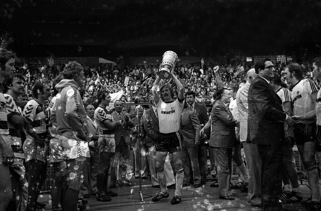 Jürgen Grabowski (Eintracht Frankfurt) präsentiert die Trophäe für den DFB Pokalsieg 1975