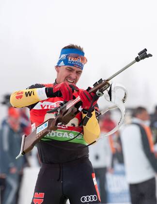 Michael GREIS (GER) lädt seine Waffe nach beim Stehendschiessen. 4x7,5km Staffel der Männer Wintersport: IBU Biathlon Weltcup Saison 2011 2012 in Hochfilzen, Österreich am 11.12.2011,