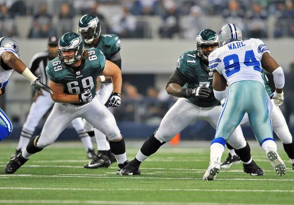 Dec 24th, 2011 .Philadelphia Eagles tackle Jason Peters (71) and Philadelphia Eagles guard Evan Mathis (69) battles against Dallas Cowboys outside linebacker DeMarcus Ware (94) during the game between the Philadelphia Eagles and the Dallas Cowboys at Cowboy Stadium in Arlington, TX.. .Manny Flores CSM NFL American Football Herren USA 2011: Eagles vs Cowboys DEC 24 - ZUMAcf3