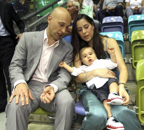 Pascal Roller nimmt Abschied von den Fraport Skyliners Frankfurt und vom Profisport, hier mit Sohn Felipe und seiner Ehefrau Maria