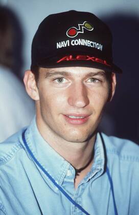 Michael Graf 07 94 am Mann Rennfahrer Autosport Motorsport hoch Portrait lächelnd dunkelhaarig Mütze Hemd leger Steffi Graf