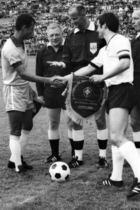 Länderspiel in Stuttgart - BR Deutschland - Brasilien 2:1 - Die Spielführer Carlos Alberto (Brasilien, li.) und Wolfgang Overath (BRD) begrüßen einander vor Schiedsrichter Bertil Lööw (Schweden, Mitte)