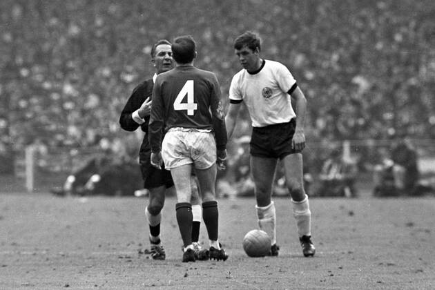 Fußball, WM 1966, Finale in Wembley, England - Deutschland 4-2 n.V. WM Finale 1966 im Wembley Stadion in London - England - BR Deutschland 4:2 n.V. - Schiedsrichter Gottfried Dienst (Schweiz, li.) und Lothar Emmerich (BRD, re.)