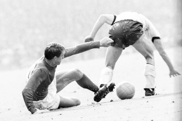 Fußball, WM 1966, Finale in Wembley, England - Deutschland 4-2 n.V. WM Finale 1966 im Wembley Stadion in London - England - BR Deutschland 4:2 n.V. - Geoff Hurst (England, li.)