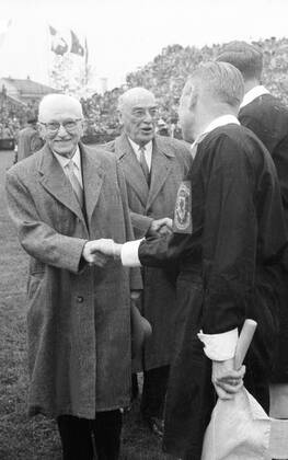 WM Finale 1954 in Bern - BR Deutschland - Ungarn 3:2 - FIFA Präsident Jules Rimet (FRA, li.) begrüsst Schiedsrichter William Ling (England) und Linienrichter Benjamin Griffith (Wales)