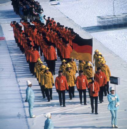 Eröffnungsfeier der Olympischen Winterspiele 1972 in Sapporo: Einmarsch der Delegation BR Deutschland mit Fahnenträger Walter Demel