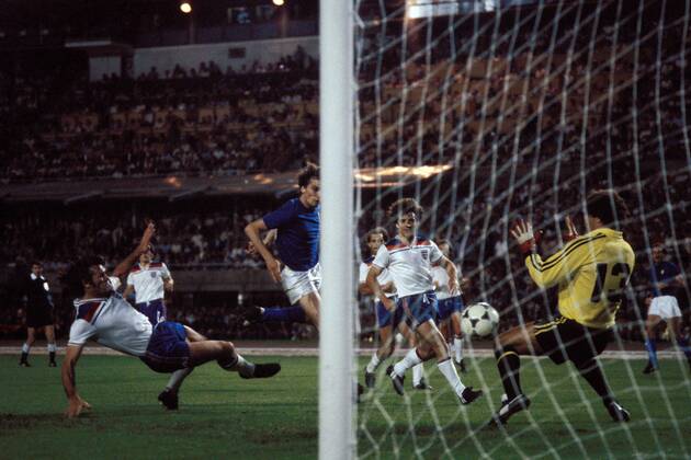 EM 1980 in Turin - Italien - England 1:0 - Marco Tardelli (Italien, Mitte) erzielt das Tor zum 1:0 gegen Torwart Peter Shilton (re.), Kevin Keegan (2.v.re.) und Dave Watson (alle England)