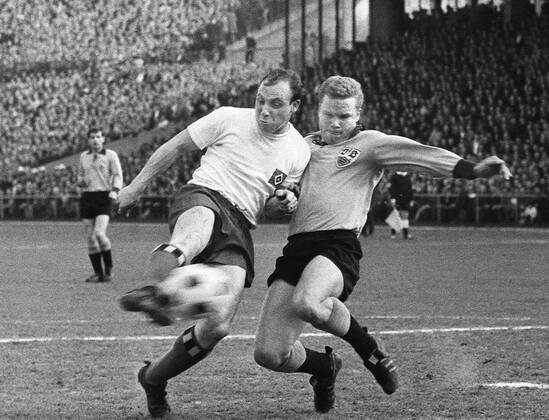 Uwe Seeler, 85. Geburtstag am 5. November Fussball von links Uwe SEELER Hamburger SV , Klaus-Dieter SIELOFF VFB Stuttgart