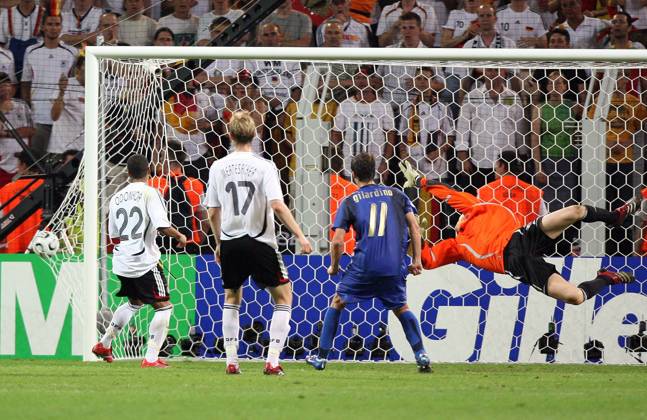 Fussball Herren FIFA WM Weltmeisterschaft 2006 Deutschland - Italien: Tor zum 1:0 für Italien. Torschütze Fabio Grosso (ITA)