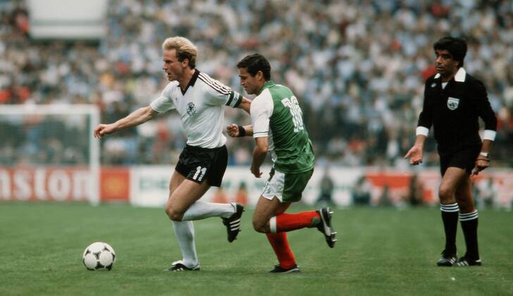 Fussball WM Weltmeisterschaft 1982 82 in Spanien, Deutschland BRD-Algerien: v.l. Karl - Heinz Rummenigge , Mansouri
