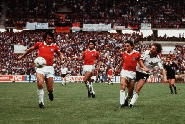 Fussball WM Weltmeisterschaft 1982 82 in Spanien, Deutschland BRD-Chile: v.l. Figereroa , Moscoso, Paul Breitner