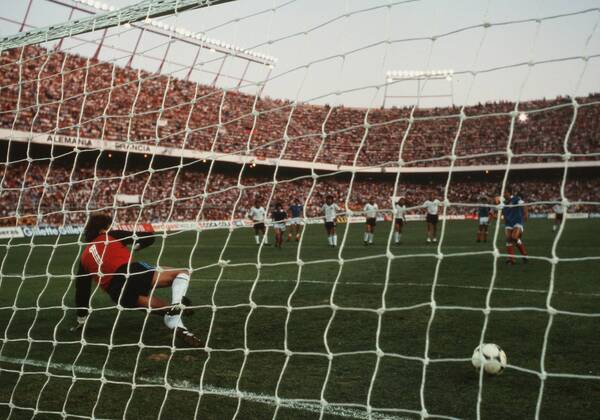 Fussball WM Weltmeisterschaft 1982 82 in Spanien, Deutschland vs. Frankreich, BRD-FRA , 1:1 Platini links: Toni Schumacher ( Deut )