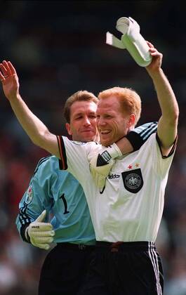 Fussball EM Euro Europameisterschaft 1996 Deutschland - Kroatien MATTHIAS SAMMER & ANDREAS KÖPKE CELEBRATE THE GERMAN VICTORY. EURO 96 QUARTER FINAL, GERMANY v CROATIA, OLD TRAFFORD, MANCHESTER, 23 6 96 {