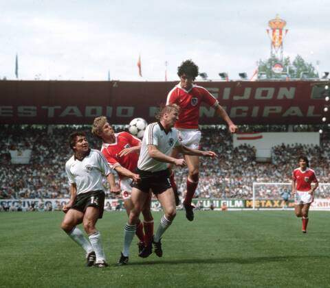 Fussball WM Weltmeisterschaft 1982 in Spanien Deutschland - Österreich links Felix Magath mitte Horst Hrubesch Deutschland BRD