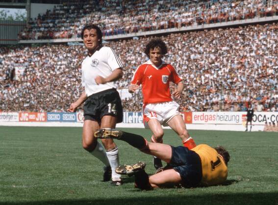 Fussball WM Weltmeisterschaft 1982 in Spanien Deutschland - Österreich links Felix Magath Deutschland BRD