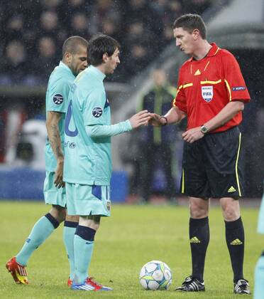 Deutschland, Herren Fussball, UEFA Champions League Achtelfinale Bayer 04 Leverkusen vs. FC Barcelona 14.02.2012, Bayarena Leverkusen , Lionel Messi diskutiert mit Schiedsrichter Craig Alexander Thomson,
