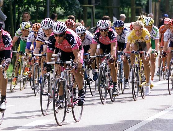 Radrennen, Radtour, Radfahren, Fahrrad, Deutschland Tour 2001: 8. Etappe Freudenstadt - Stuttgart vorne : Udo Bölts ( Telekom )