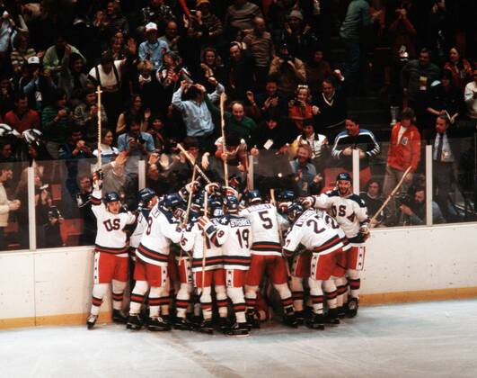 Torjubel der USA im entscheidenden vorletzten Finalrundenspiel Das US Eishockey Team wurde bei den Olympischen Spielen im heimischen Lake Placid 1980 Olympiasieger gegen den übermächtig scheinenden Gegner UdSSR