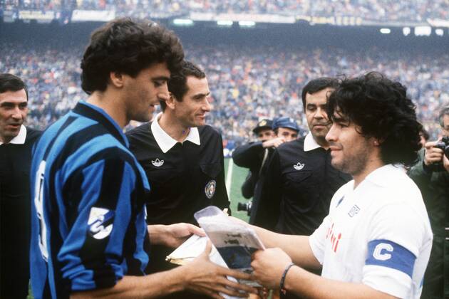 ALESSANDRO ALTOBELLI (Inter Mailand) und DIEGO Armando MARADONA (SSC Neapel) - Wimpeltausch -