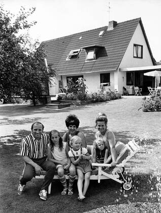 Uwe Seeler (BR Deutschland Hamburger SV) mit seiner Familie, Ehefrau Ilka sowie den Töchtern Kerstin, Helle und Frauke und einem Kindermädchen