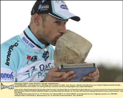 Tom BOONEN (BEL) - Team Omega Pharma - Quickstep avec le trophee CYCLISME : Paris Roubaix - 08 04 2012 PhotoNews Panoramic 
