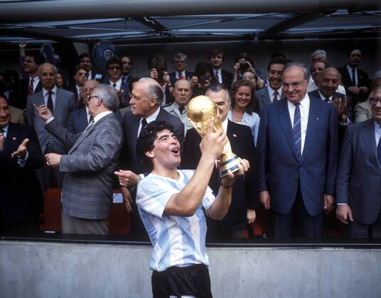 Argentinien ist Weltmeister 1986 - Diego Armando Maradona präsentiert voller stolz den Weltpokal, dahinter Bundeskanzler Helmut Kohl (BR Deutschland, 2.v.re.), Präsident Miguel de la Madrid Hurtado (Mexiko, 3.v.re.) und FIFA Präsident Joao Havelange (Brasilien, 3.v.li.)