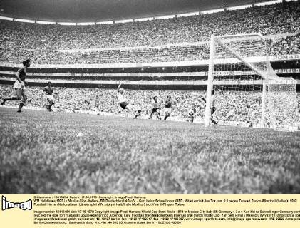 WM Halbfinale 1970 in Mexiko City - Italien - BR Deutschland 4:3 n.V. - Karl Heinz Schnellinger (BRD, Mitte) erzielt das Tor zum 1:1 gegen Torwart Enrico Albertosi (Italien)