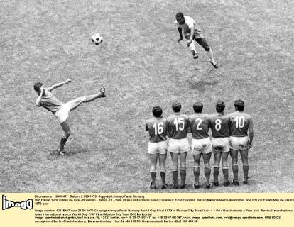 WM Finale 1970 in Mexiko City - Brasilien - Italien 4:1 - Pele (Brasilien) schießt einen Freistoss