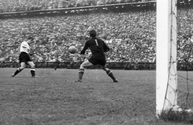 WM Finale 1954 in Bern - BR Deutschland - Ungarn 3:2 - Helmut Rahn (BRD, li.) gegen Torwart Gyula Grosics (Ungarn)