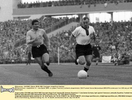 BR Deutschland - Argentinien 3:1 - Uwe Seeler (BRD, re.) gegen Francisco Lombardo (Argentinien)